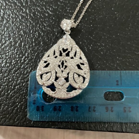 Opera length crystal pendent necklace - Picture 5 of 5